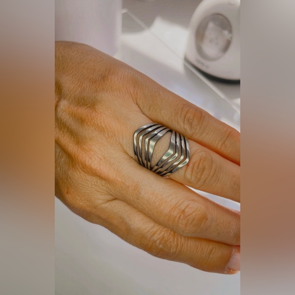 NWT Unisex silver stainless steel ring, laser cut pattern. Size 7 - Picture 11 of 15